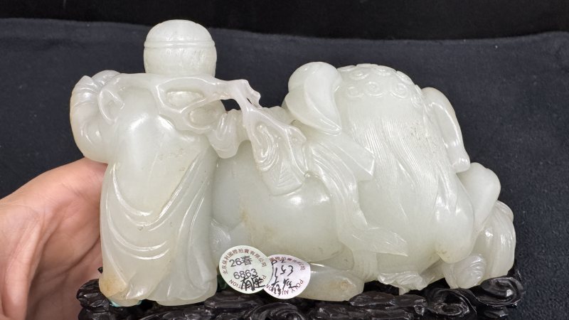 清乾隆 白玉胡人戏狮 - 图5