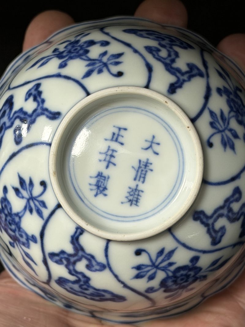 清雍正 巴洛克风格青花折枝灵芝摩羯耳花型杯 - 图8