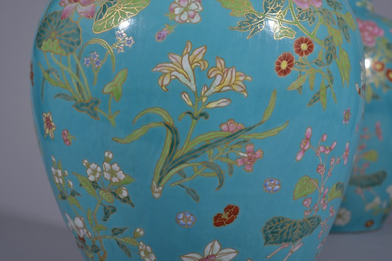 清乾隆 松石绿地粉彩描金折枝四季花卉盖罐一对 - 图38