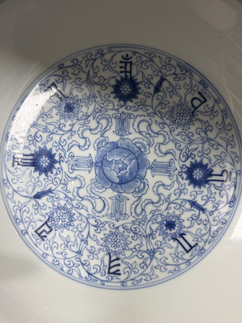 清雍正 青花淡描莲托梵文大盘 - 图4