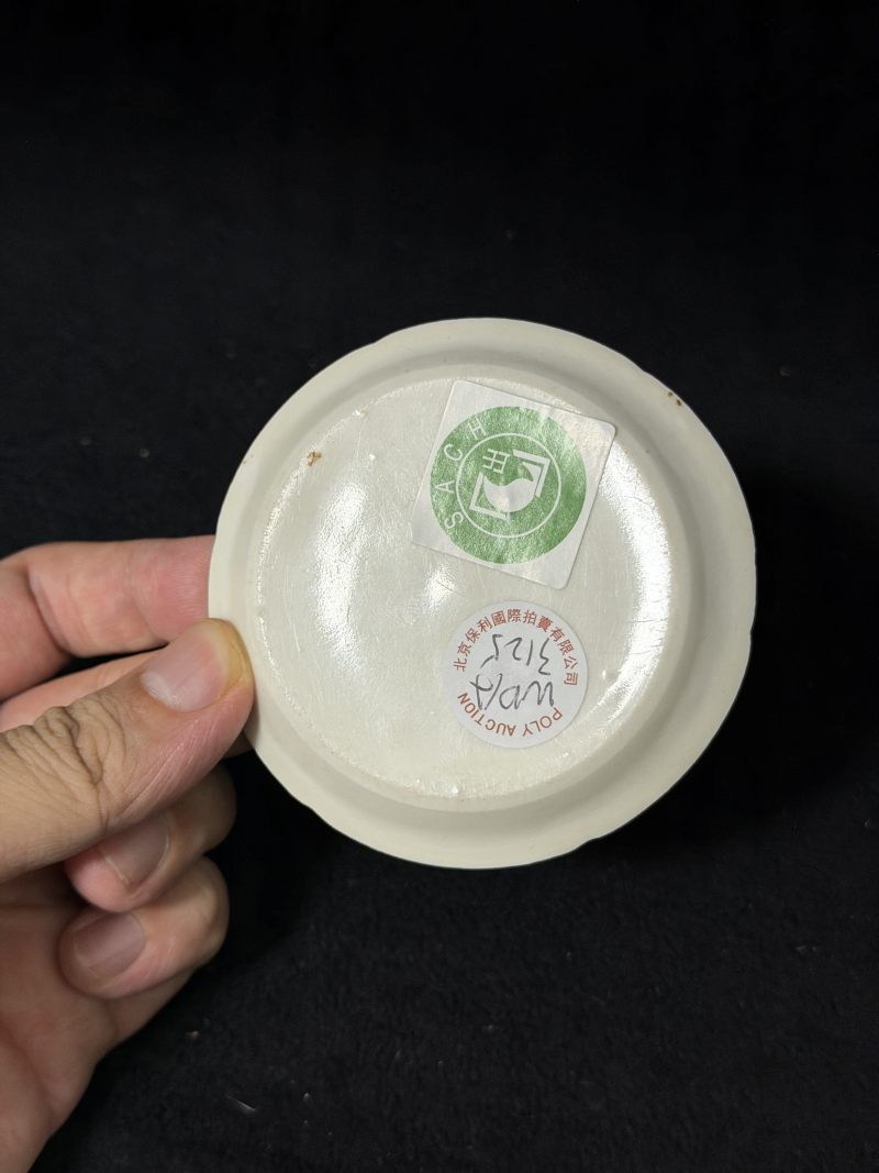 明 白釉暗刻祥云瑞鹤葵口碟 - 图5