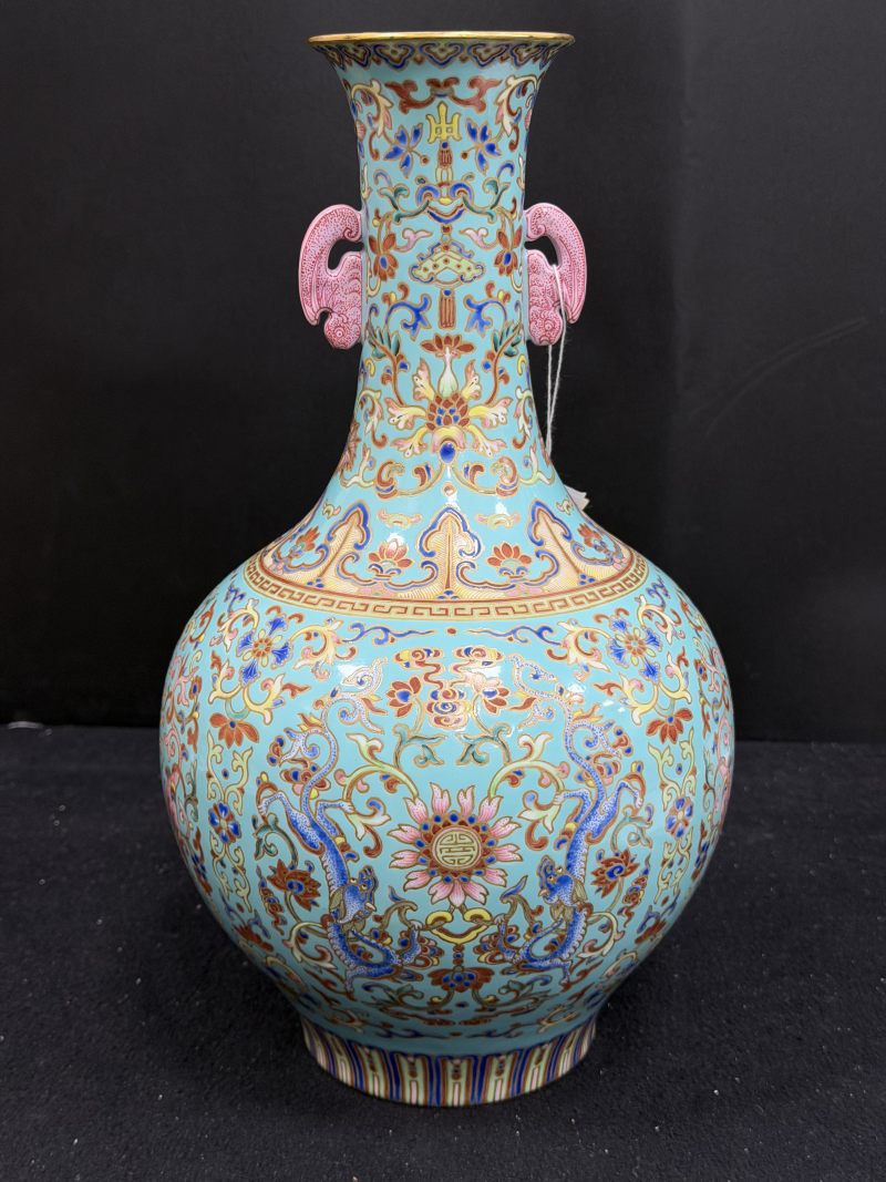 清嘉庆 洋彩松绿地描金万寿吉庆龙凤双蝠耳瓶 - 图5
