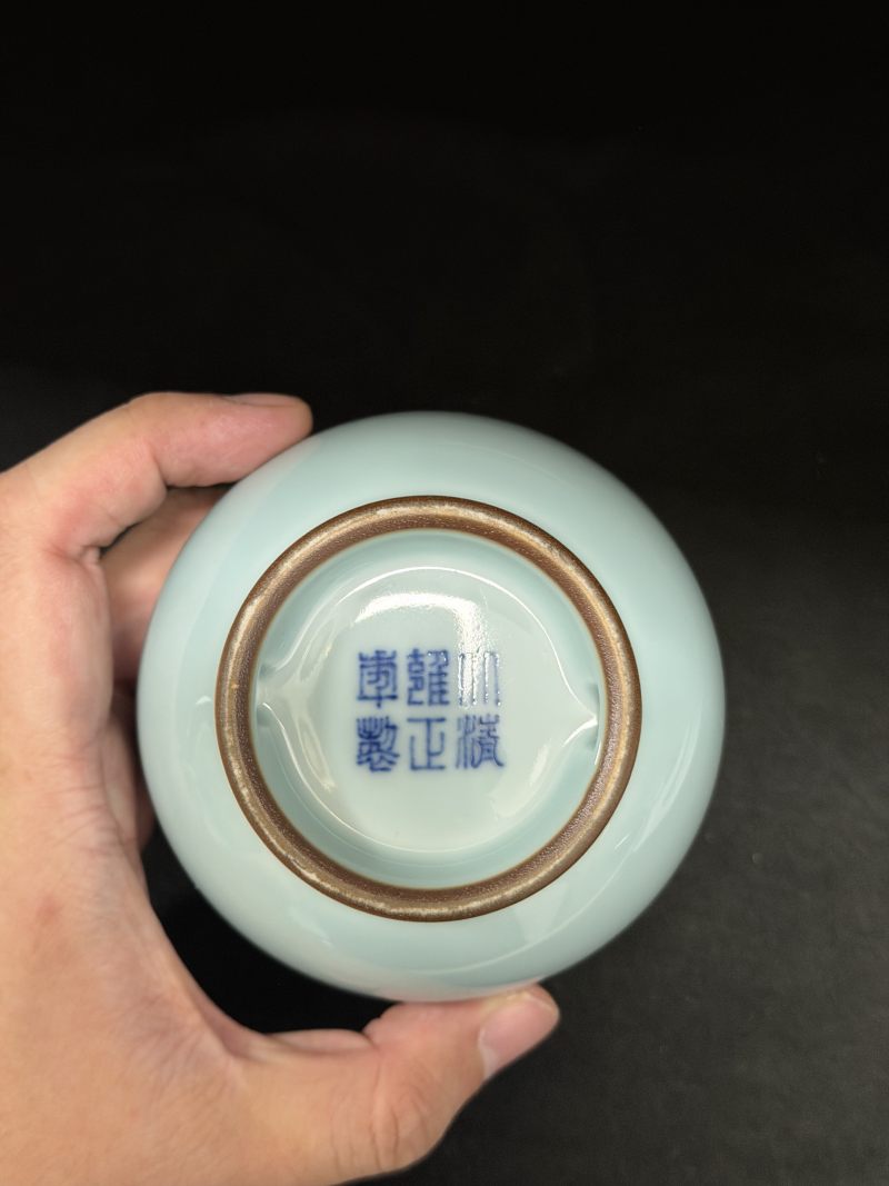 清雍正 仿汝天蓝釉穿带小瓶 - 图4