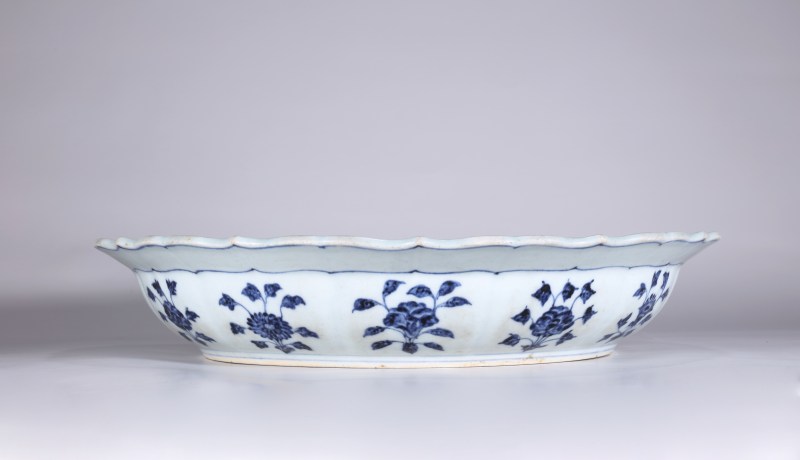 明永乐 青花缠枝花卉纹菱口大盘 - 图8