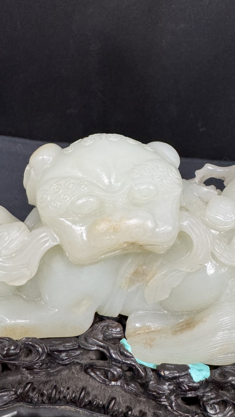 清乾隆 白玉胡人戏狮 - 图6