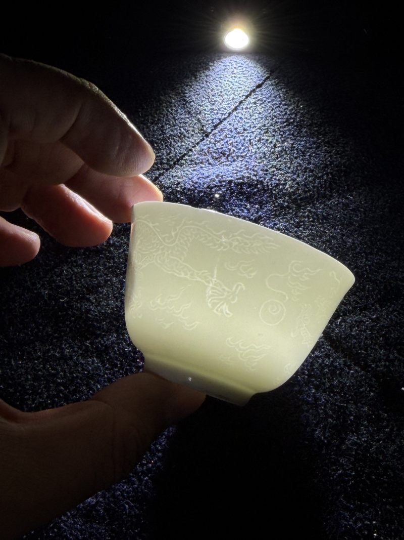 清雍正 白釉暗刻龙纹小茶圆 - 图8
