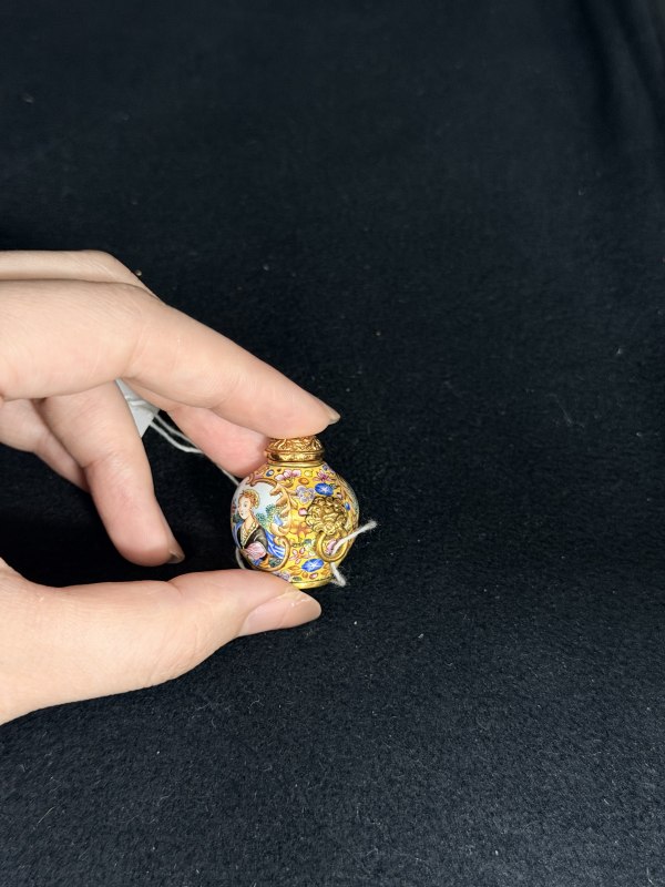 清乾隆 金胎画珐琅西洋仕女教子图铺首环耳鼻烟壶及剔彩佛手花卉纹海棠形盖盒 - 图5