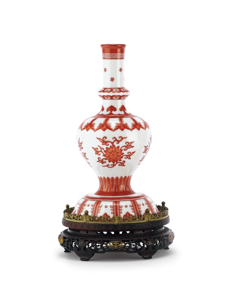 清乾隆 矾红彩宝相花藏草瓶一对 - 图3