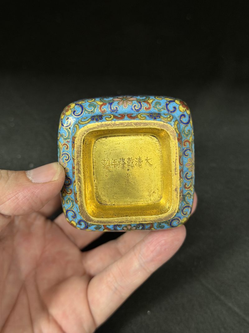 清乾隆 掐丝珐琅夔龙纹活环小方瓶 - 图6