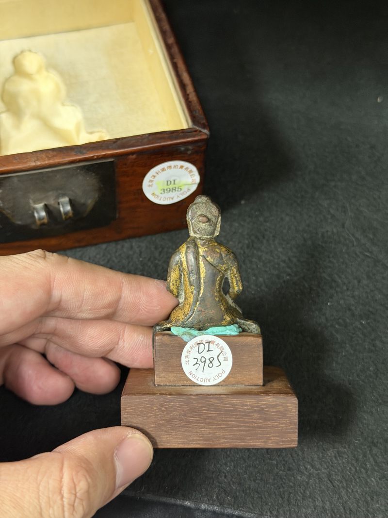 明 铜鎏金弥勒坐像及黄花梨箱 - 图7