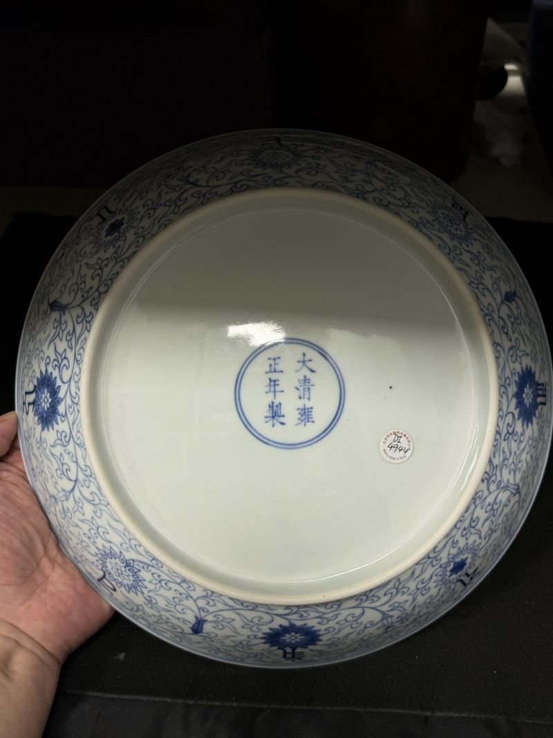 清雍正 青花淡描莲托梵文大盘 - 图5