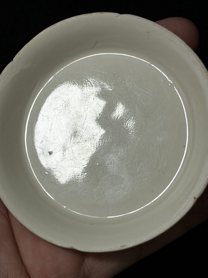 明 白釉暗刻祥云瑞鹤葵口碟 - 图6