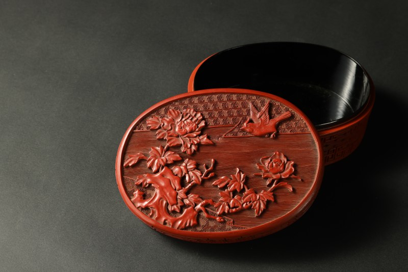 清乾隆 剔红锦地花鸟牡丹纹椭圆香盒 - 图6