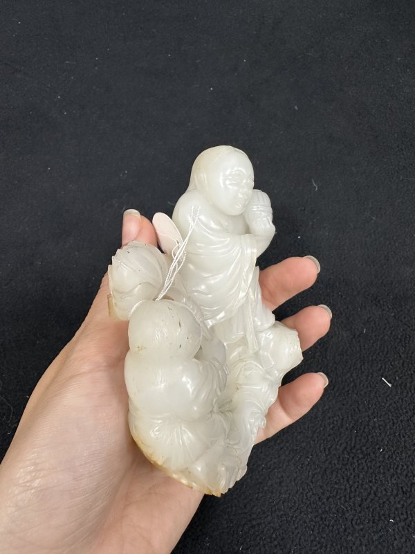 清乾隆 白玉带红皮圆雕和合二仙 - 图12