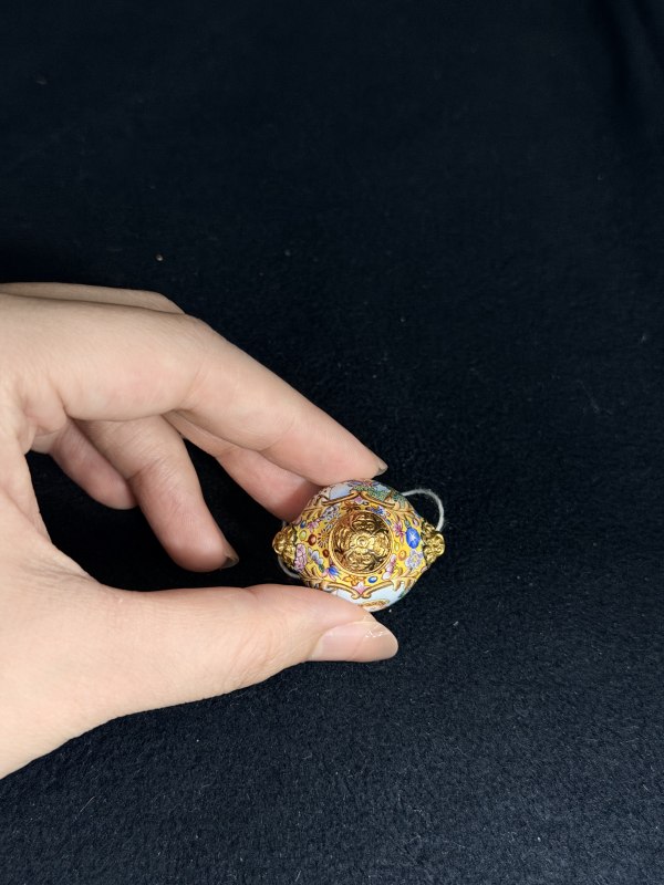 清乾隆 金胎画珐琅西洋仕女教子图铺首环耳鼻烟壶及剔彩佛手花卉纹海棠形盖盒 - 图6
