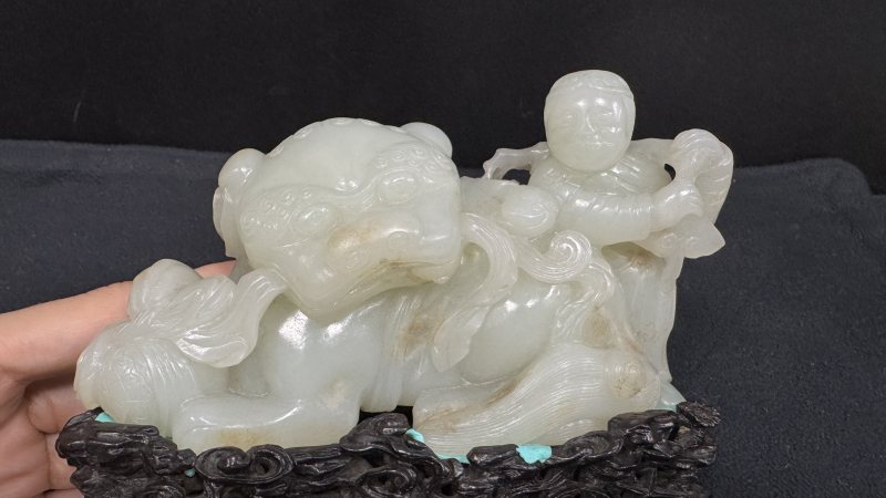 清乾隆 白玉胡人戏狮 - 图8