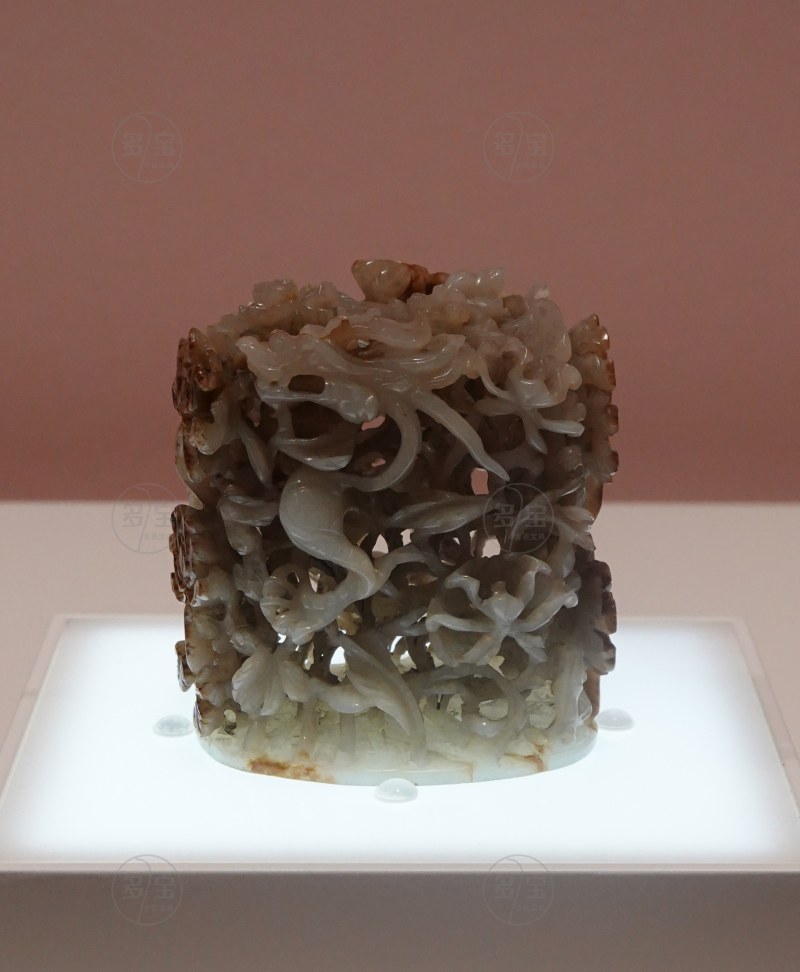 元 白玉镂雕龙穿牡丹钮