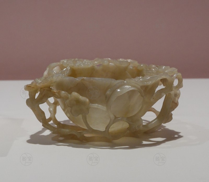 明 白玉透雕莲花杯 - 图2