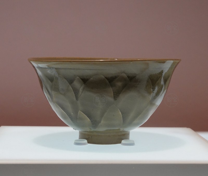 宋 青釉刻花莲瓣碗