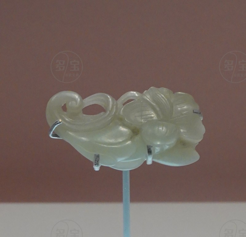金 白玉雕萱草花形挂件