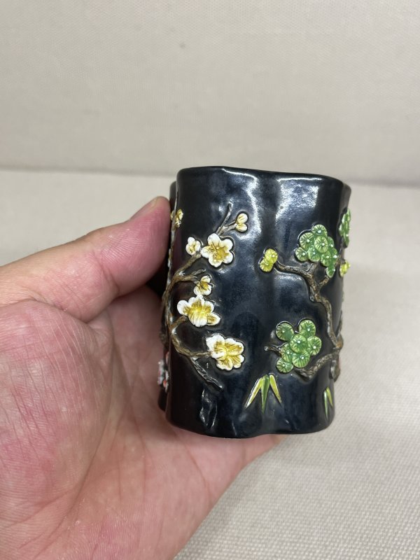 清 墨釉浮雕花卉海棠形小笔筒 - 图6