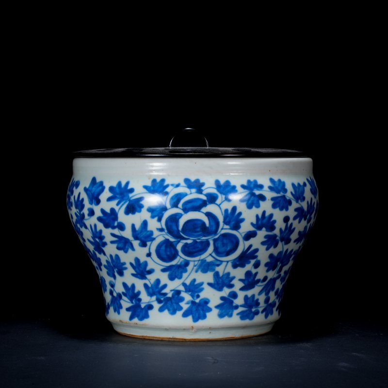 清中期 青花缠枝纹卷缸