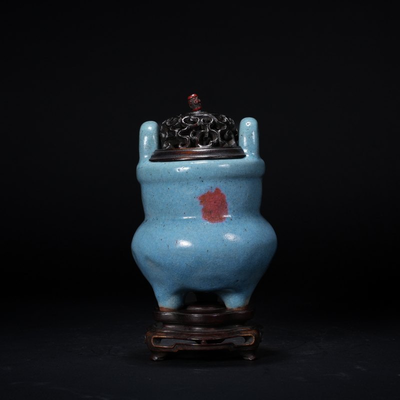 明 钧釉双耳三足炉