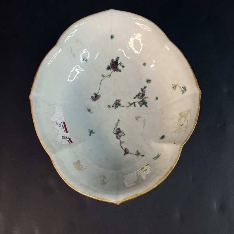 清同治 粉彩无双谱海棠形供碗 - 图5