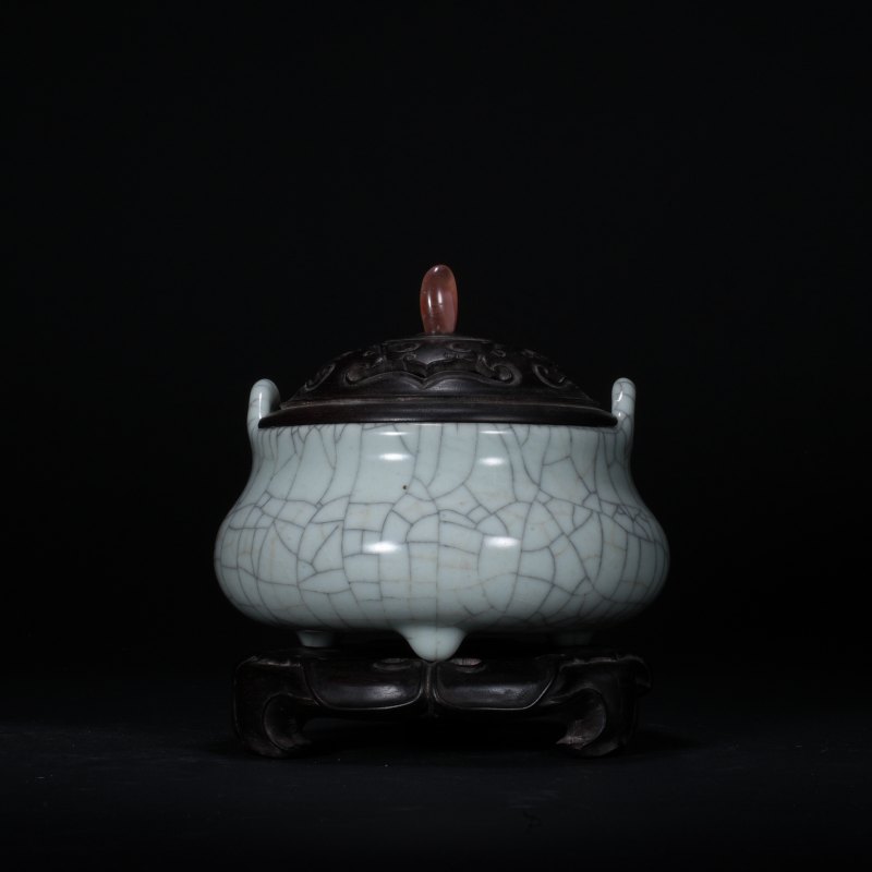 清 哥釉双耳三足冲天炉