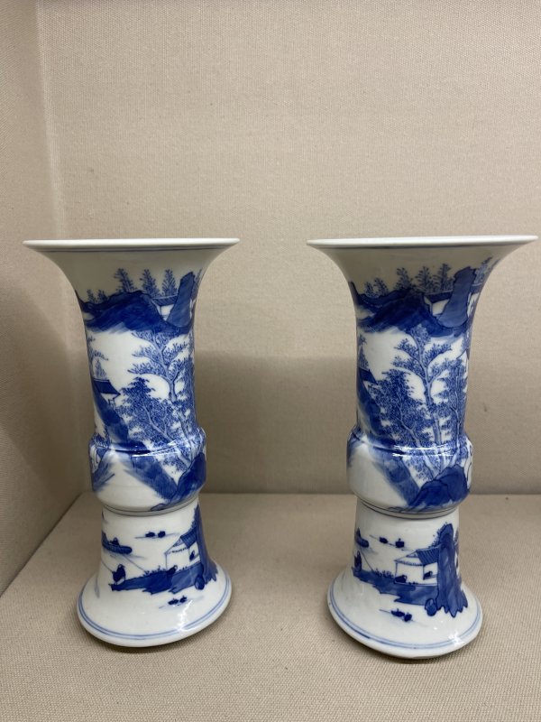 清 青花山水人物花觚一对 - 图2