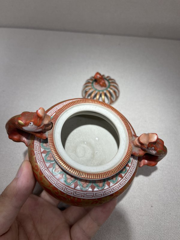 清 珊瑚红地描金兽耳三足熏 - 图9