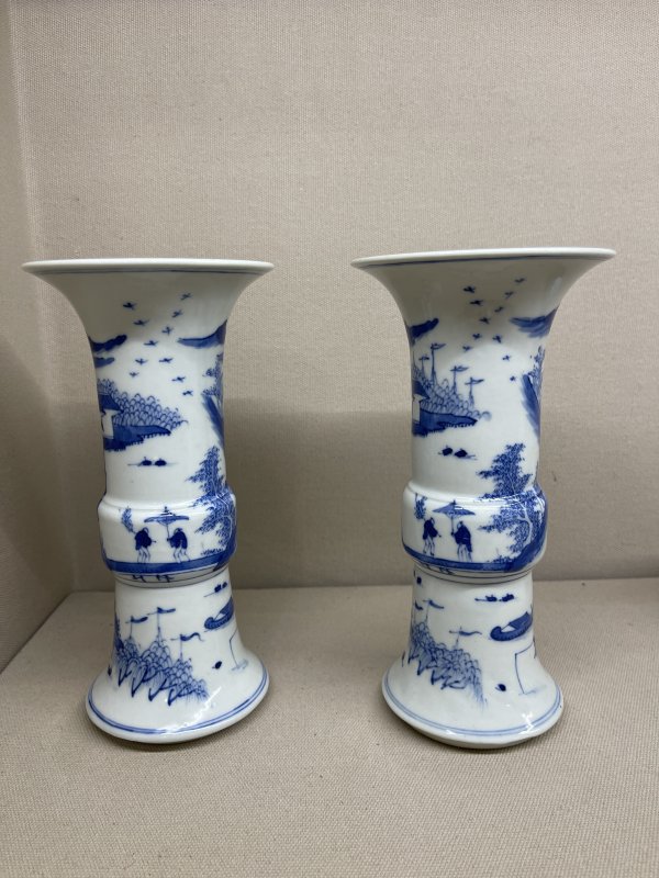 清 青花山水人物花觚一对 - 图3