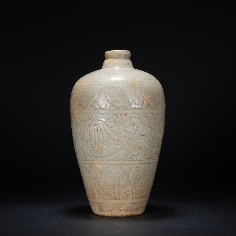 明 青釉刻缠枝莲菊花梅瓶
