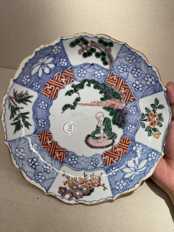 明 青花加彩开窗花卉纹罗汉纹盘 - 图2