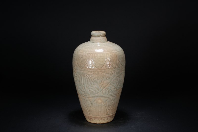 明 青釉刻缠枝莲菊花梅瓶 - 图2