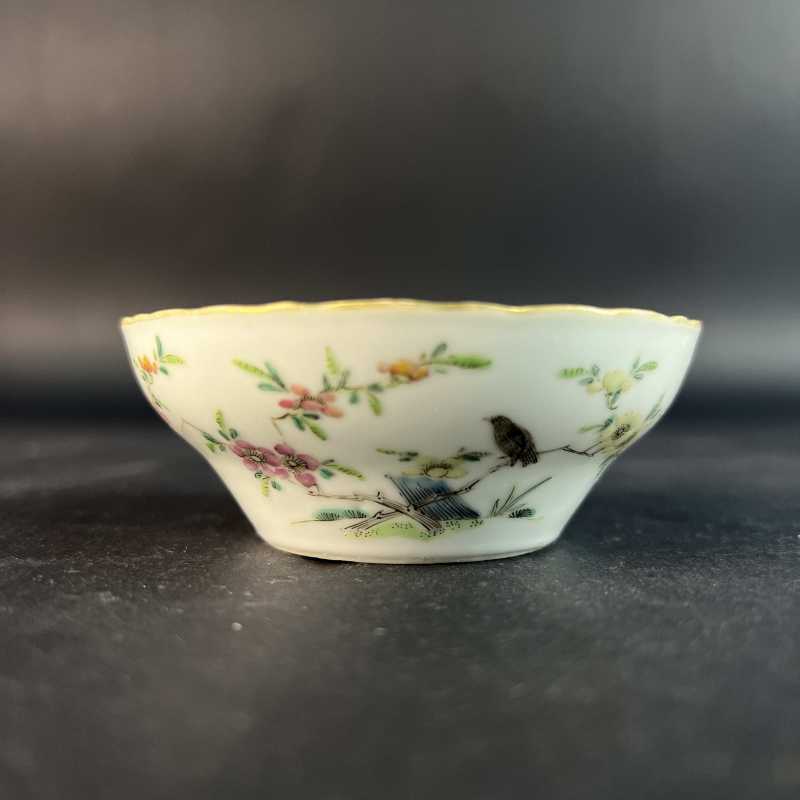 清道光 粉彩喜上眉梢图折腰葵口杯 - 图1