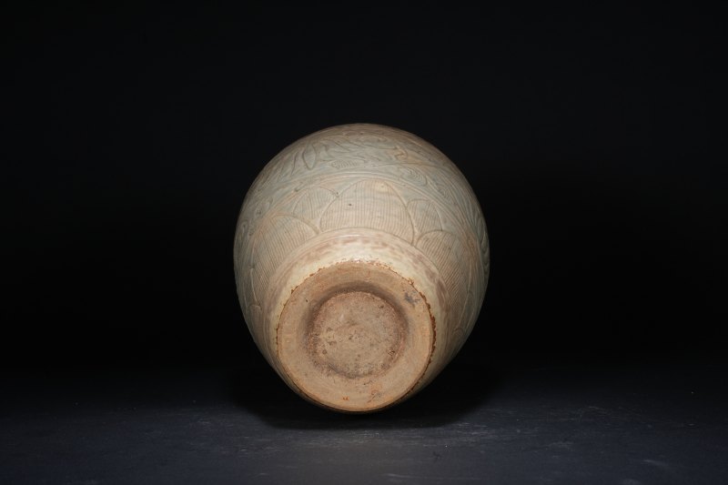 明 青釉刻缠枝莲菊花梅瓶 - 图3