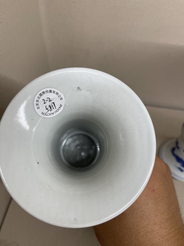 清 青花山水人物花觚一对 - 图6