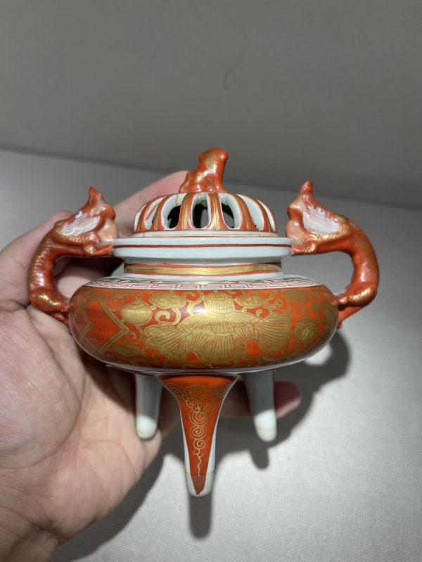 清 珊瑚红地描金兽耳三足熏 - 图5