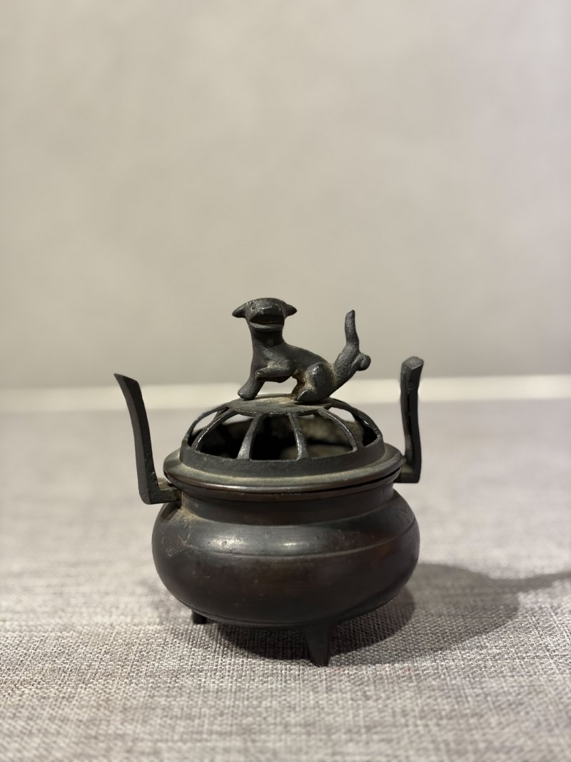 清 铜狮纽朝冠耳熏炉 - 图3