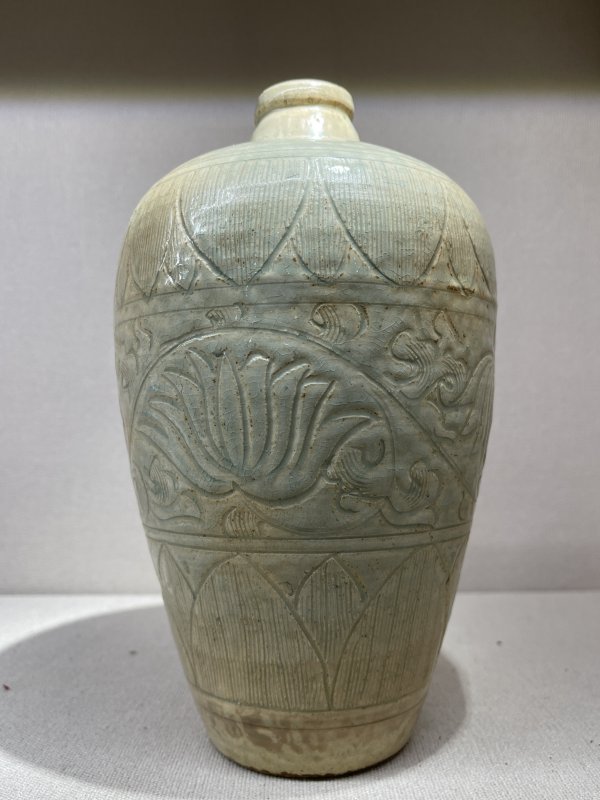 明 青釉刻缠枝莲菊花梅瓶 - 图4