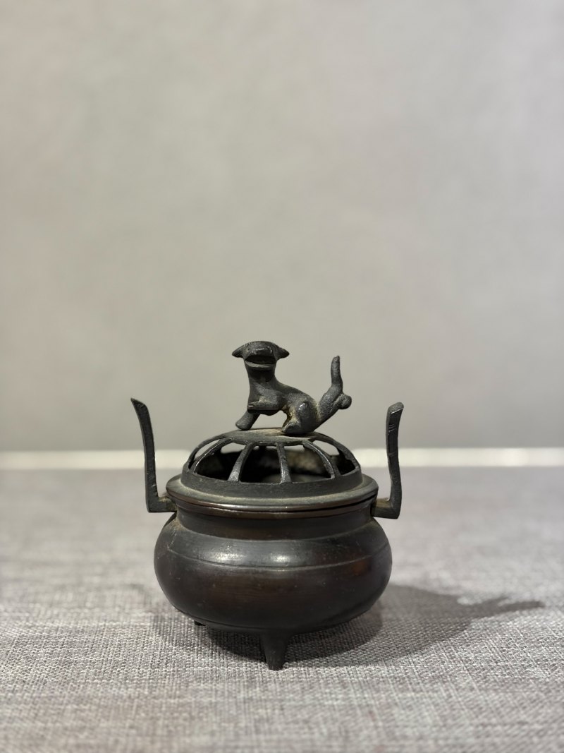 清 铜狮纽朝冠耳熏炉 - 图4