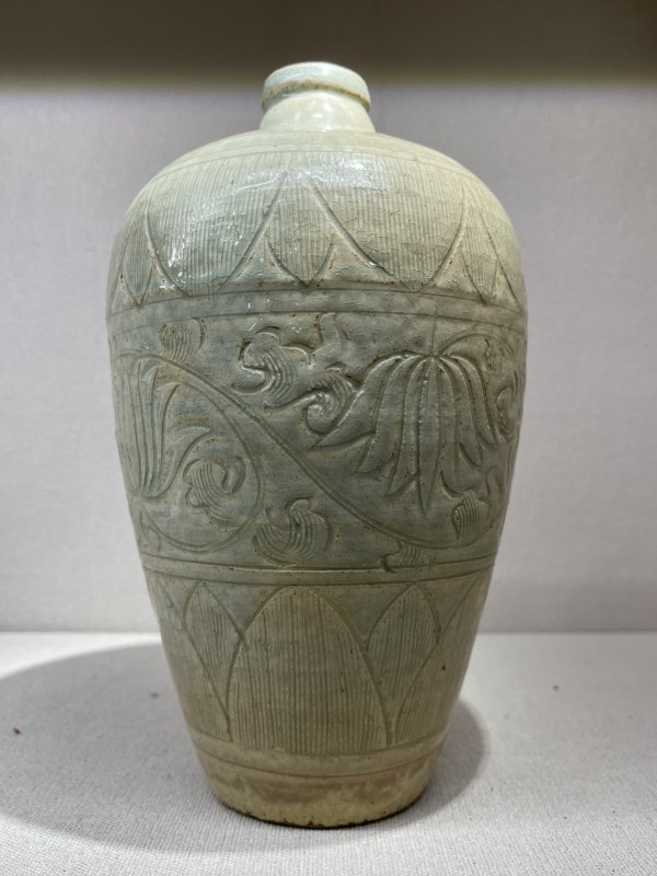 明 青釉刻缠枝莲菊花梅瓶 - 图5