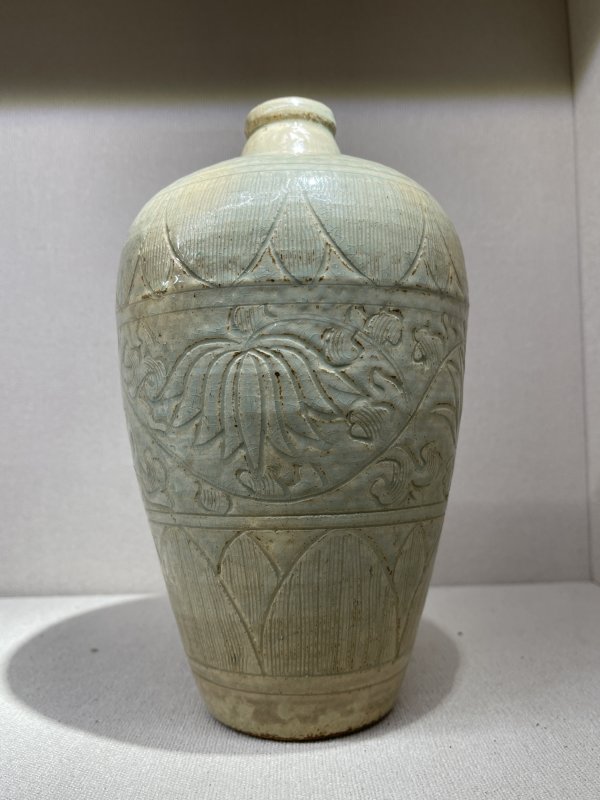 明 青釉刻缠枝莲菊花梅瓶 - 图6