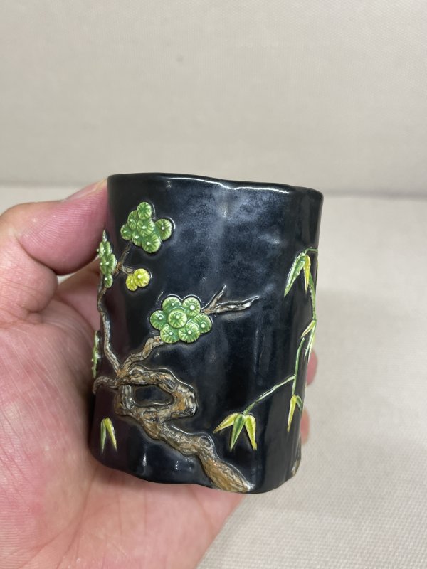 清 墨釉浮雕花卉海棠形小笔筒 - 图7
