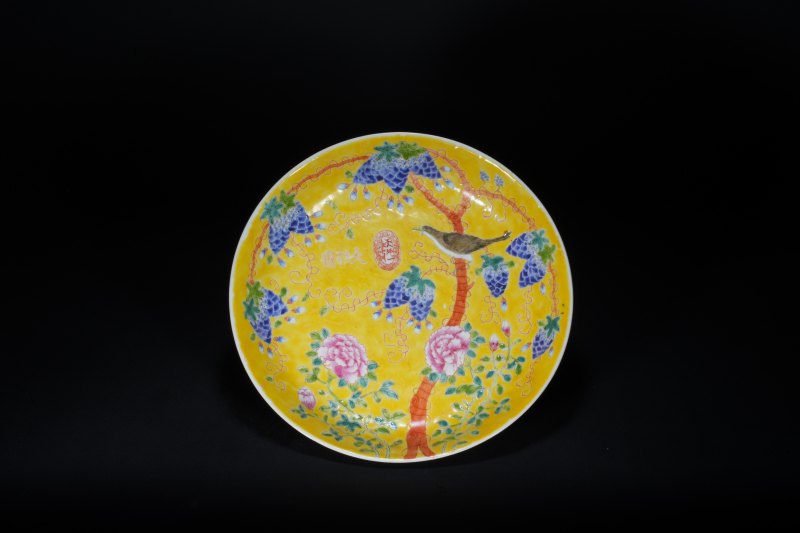 清 黄地粉彩花卉纹盘/青花庭院仕女盘(一对)一组3件 - 图6