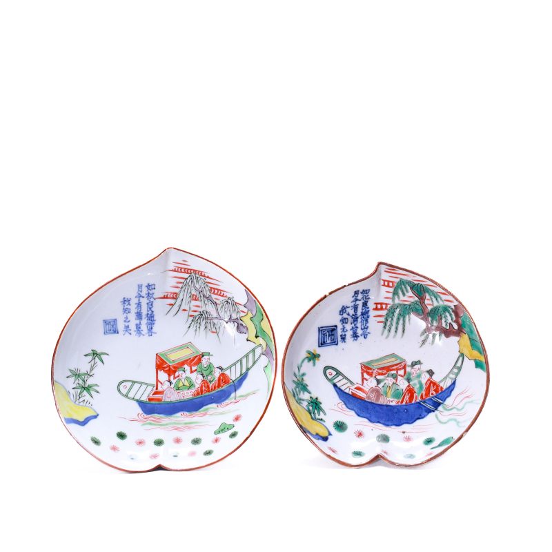 清 五彩诗文山水人物桃形盘一对