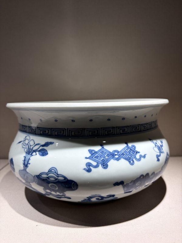 清早期 青花博古图罗汉炉 - 图3
