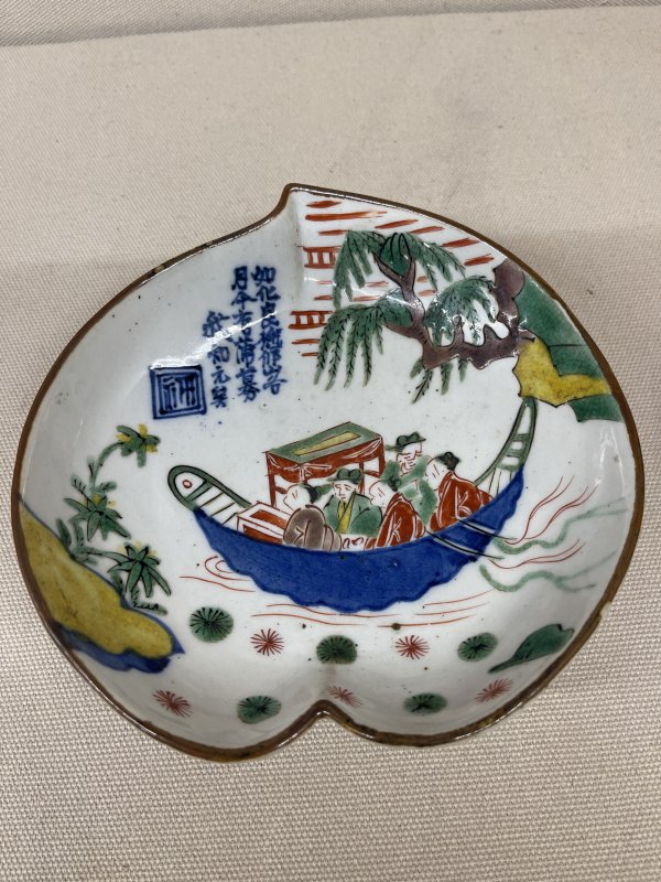 清 五彩诗文山水人物桃形盘一对 - 图2