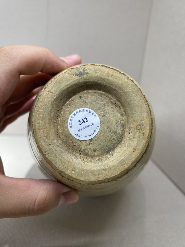 明 青釉刻缠枝莲菊花梅瓶 - 图8